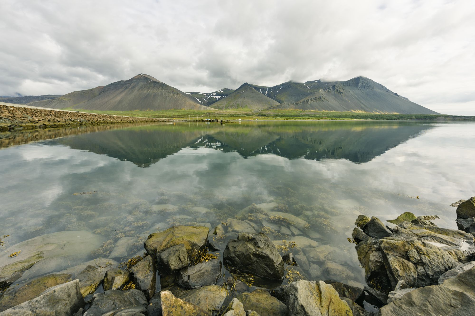 Il monte Hafnarfjall riflesso nell’acqua