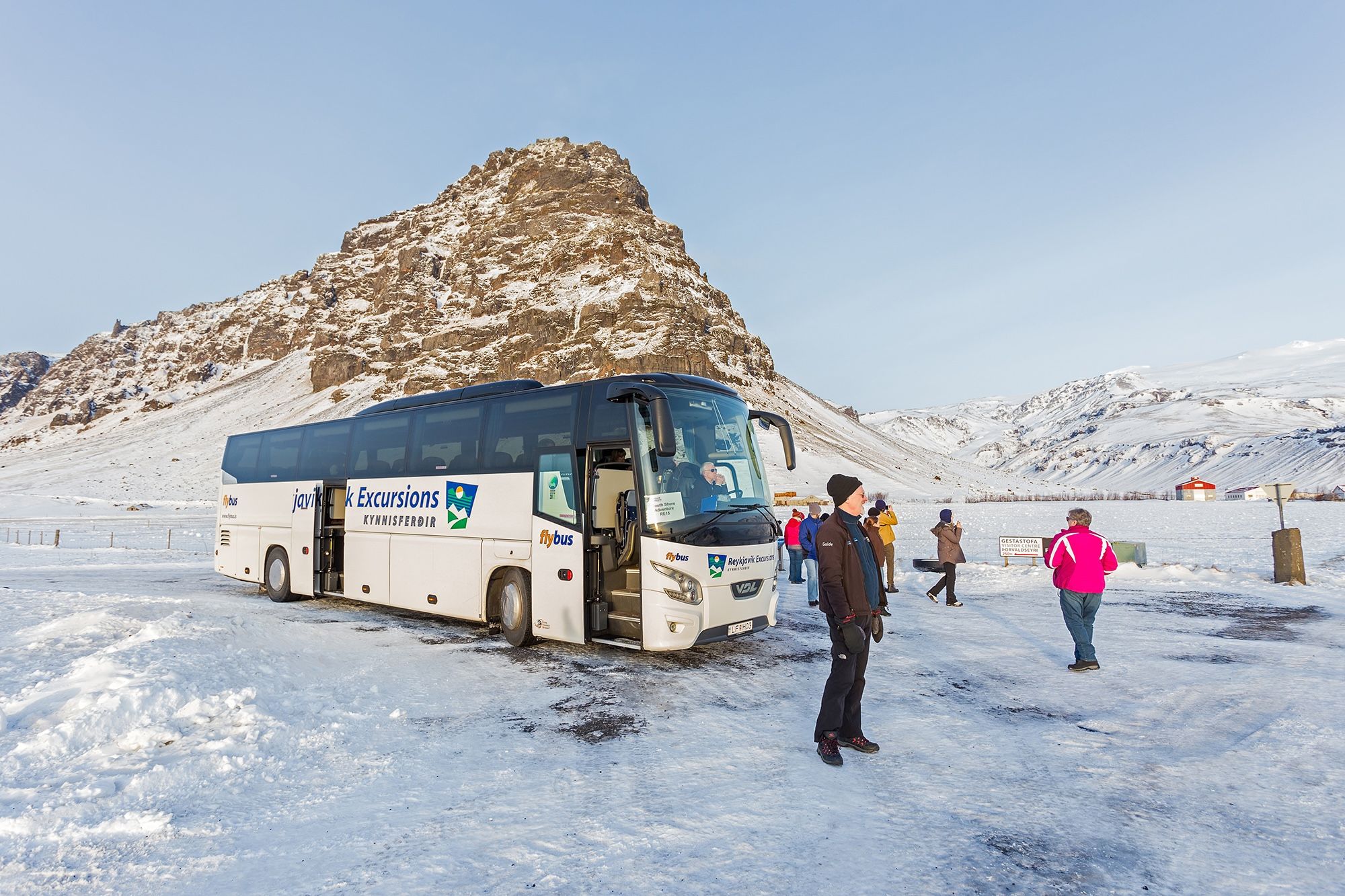 Gli autobus circolano in tutta l’Islanda, offrendo un modo economico per spostarsi senza auto © Bahadir Yeniceri / Shutterstock