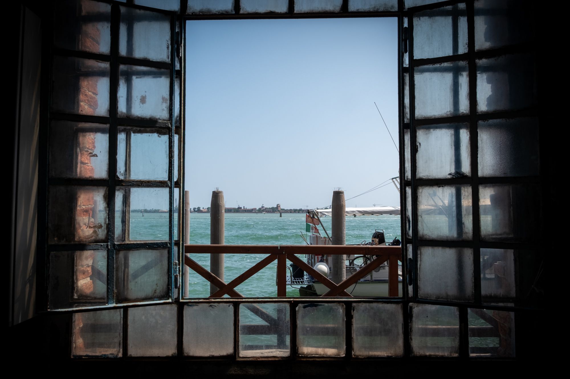Guardando fuori dalla finestra di una vetreria a Murano ©Lisa Zillio