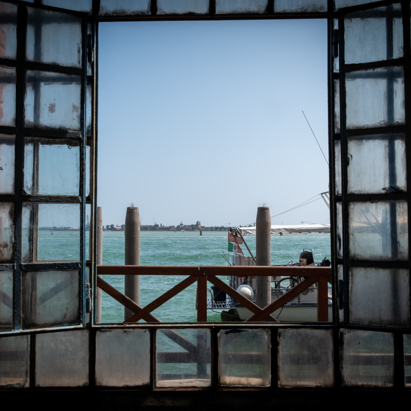 Guardando fuori dalla finestra di una vetreria a Murano ©Lisa Zillio