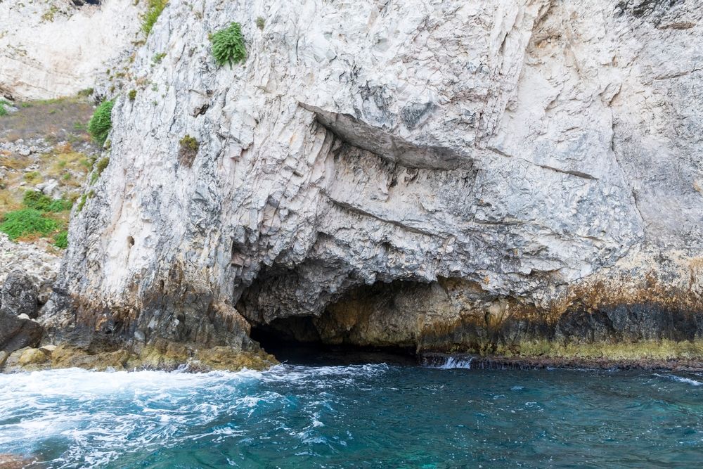 Isole Tremiti, grotte a San Domino. Credits Tatiana Cutrone / Shutterstock