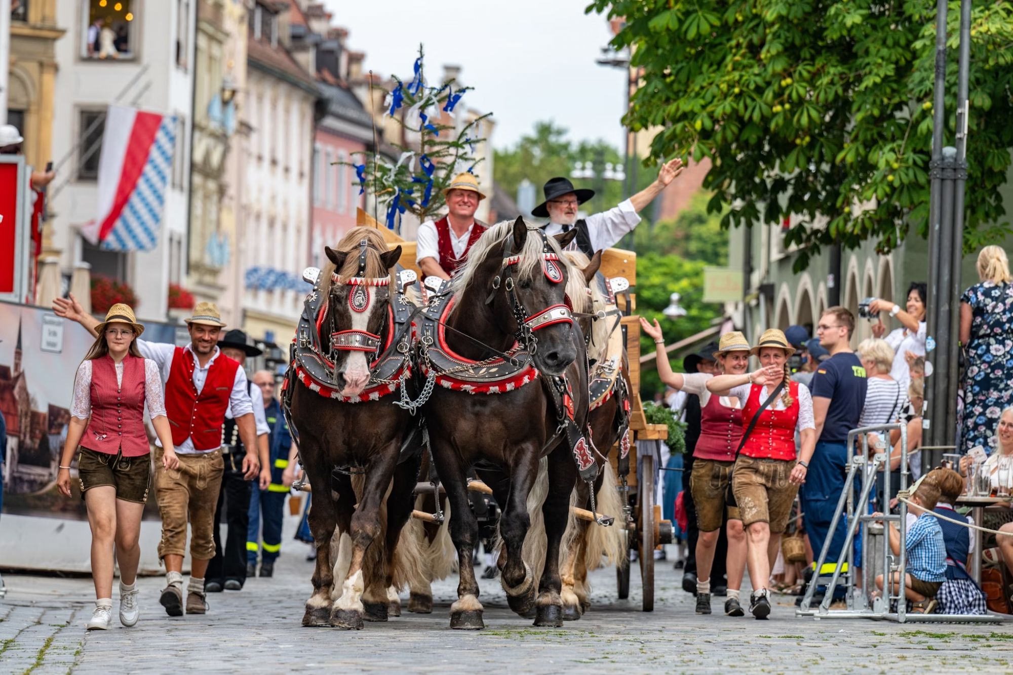Prima di brindare alla Gäubodenvolksfest, abbracciate tutte le tradizioni bavaresi. Armin Weigel/picture alliance via Getty Images