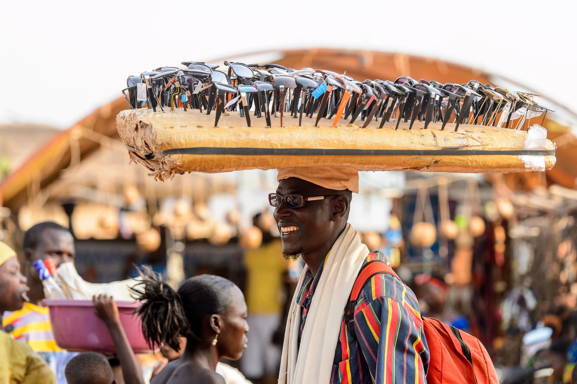 Occhiali da sole in vendita in un mercato nel Benin