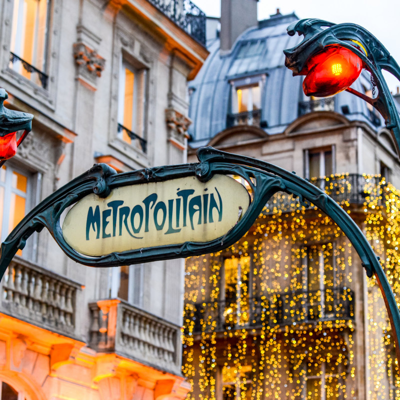 Una stazione della metropolitana di Parigi, Francia ©Royalty Free Commercial