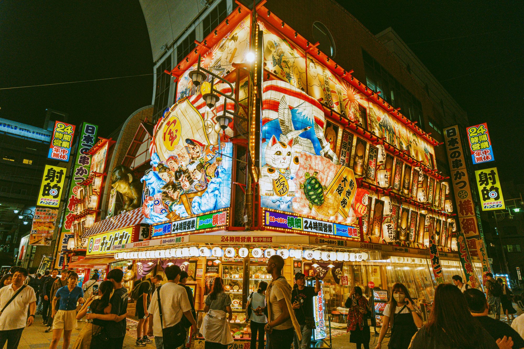Folla a Shinsekai alla Tsutenkaku Tower di Osaka