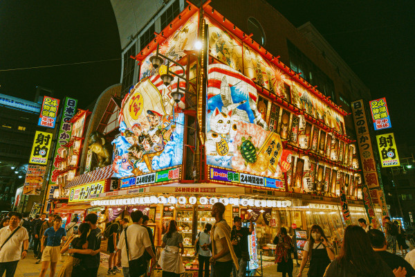 Folla a Shinsekai nei pressi della Tsutenkaku Tower a Osaka © Rintaro Kanemoto for Lonely Planet