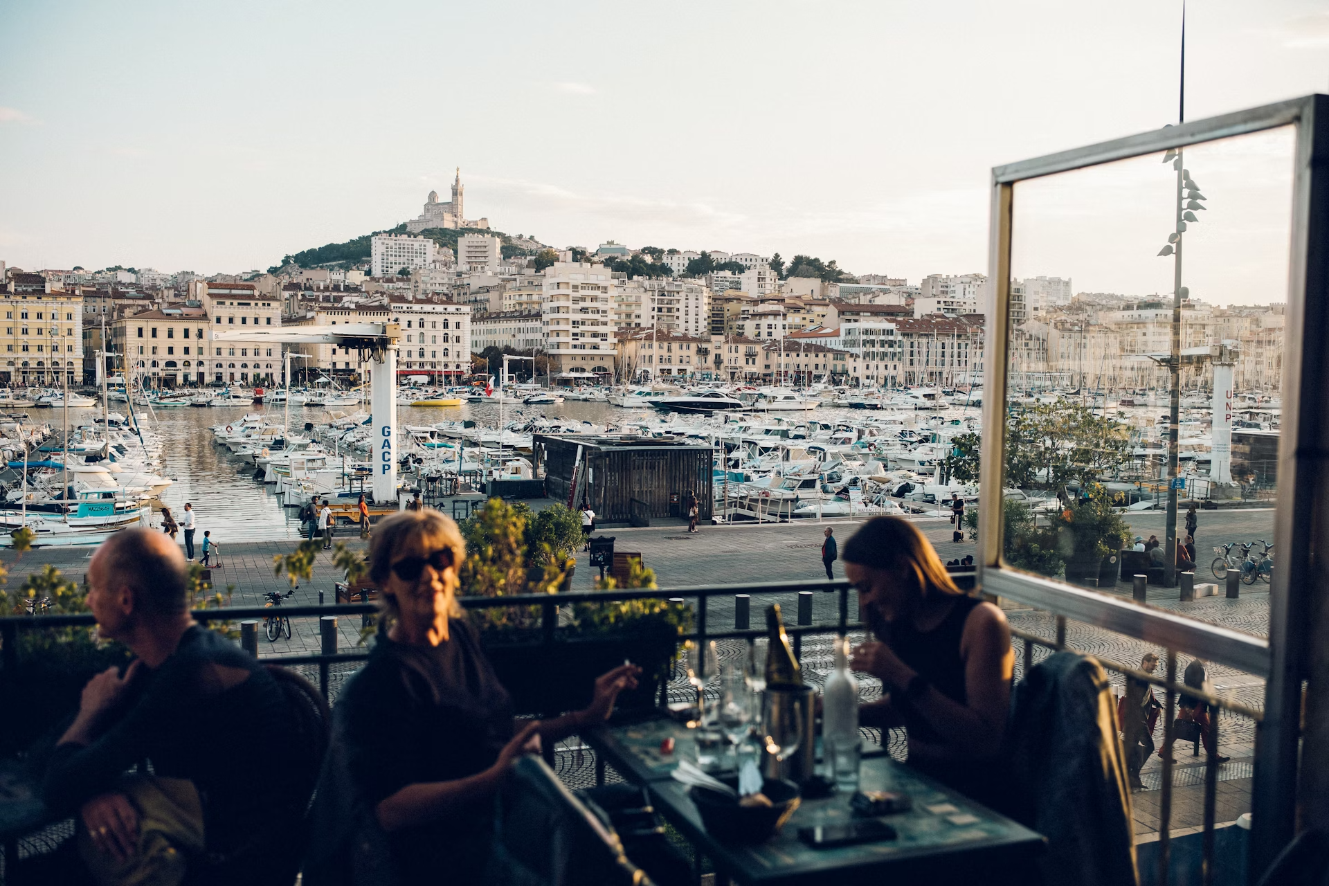 Il caffè La Caravelle con vista sul porto e su Notre Dame de la Garde in lontananza © Theo Giacometti/Lonely Planet