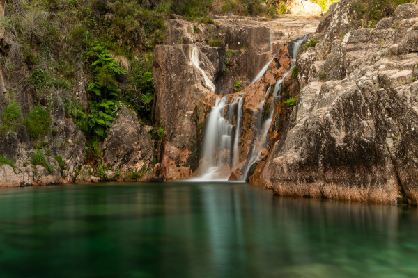 Nel Parco Peneda–Gerês si incontrato cascate che si gettano in lagune con acque color smeraldo ©paulomachado_9/Shutterstock