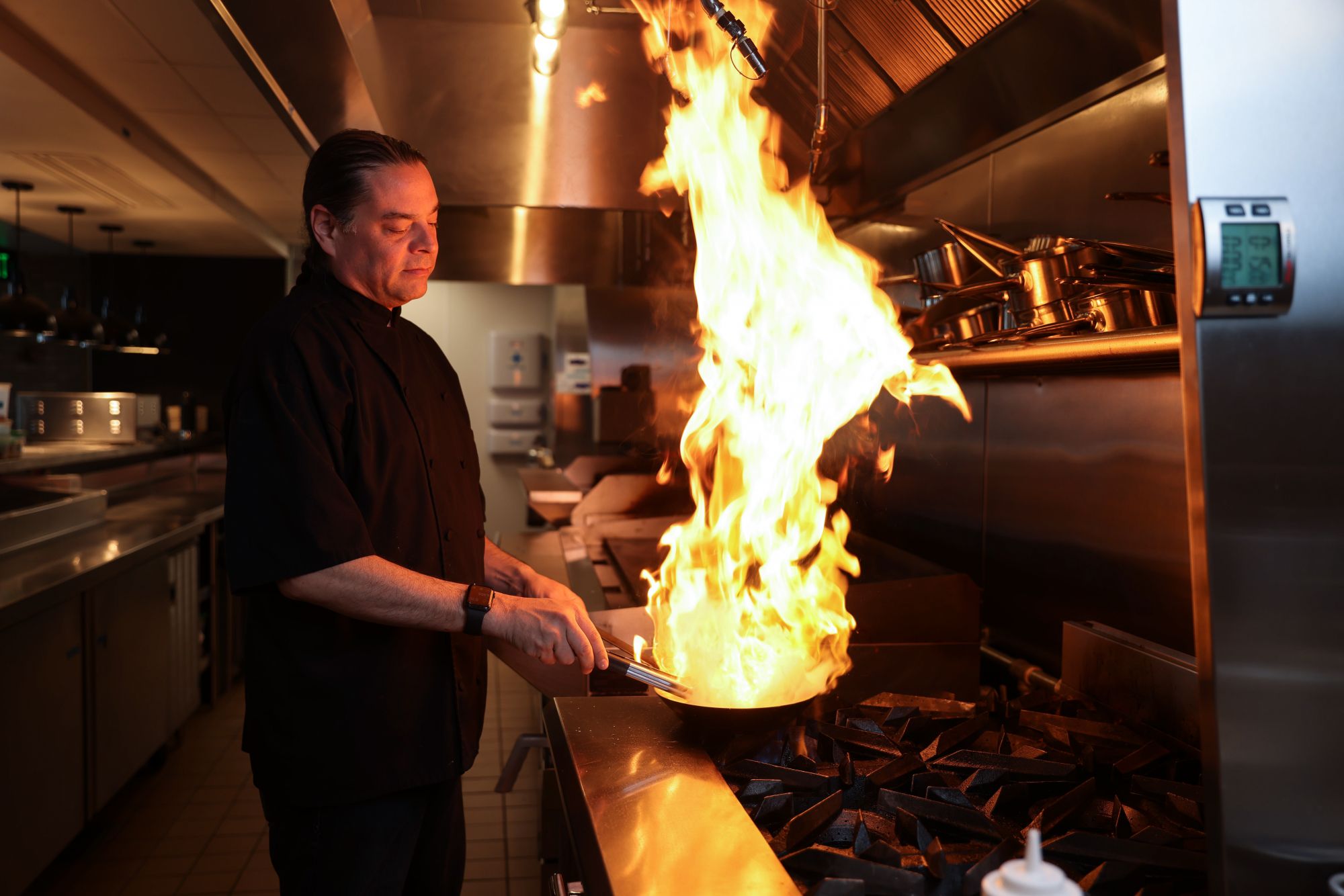 Lo chef Sean Sherman nella cucina dell’Owamni © Jaida Grey Eagle / Lonely Planet