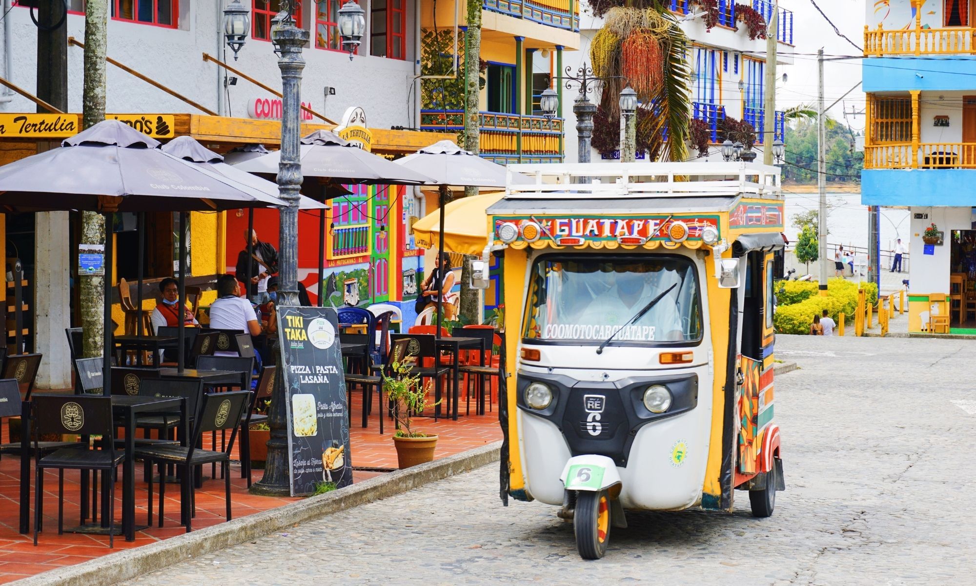 Per le strade di Guatape ©Gaylyplanet