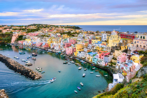 I colori di Procida aiutavano i pescatori a riconoscere la propria casa dal mare @ Boris Stroujko