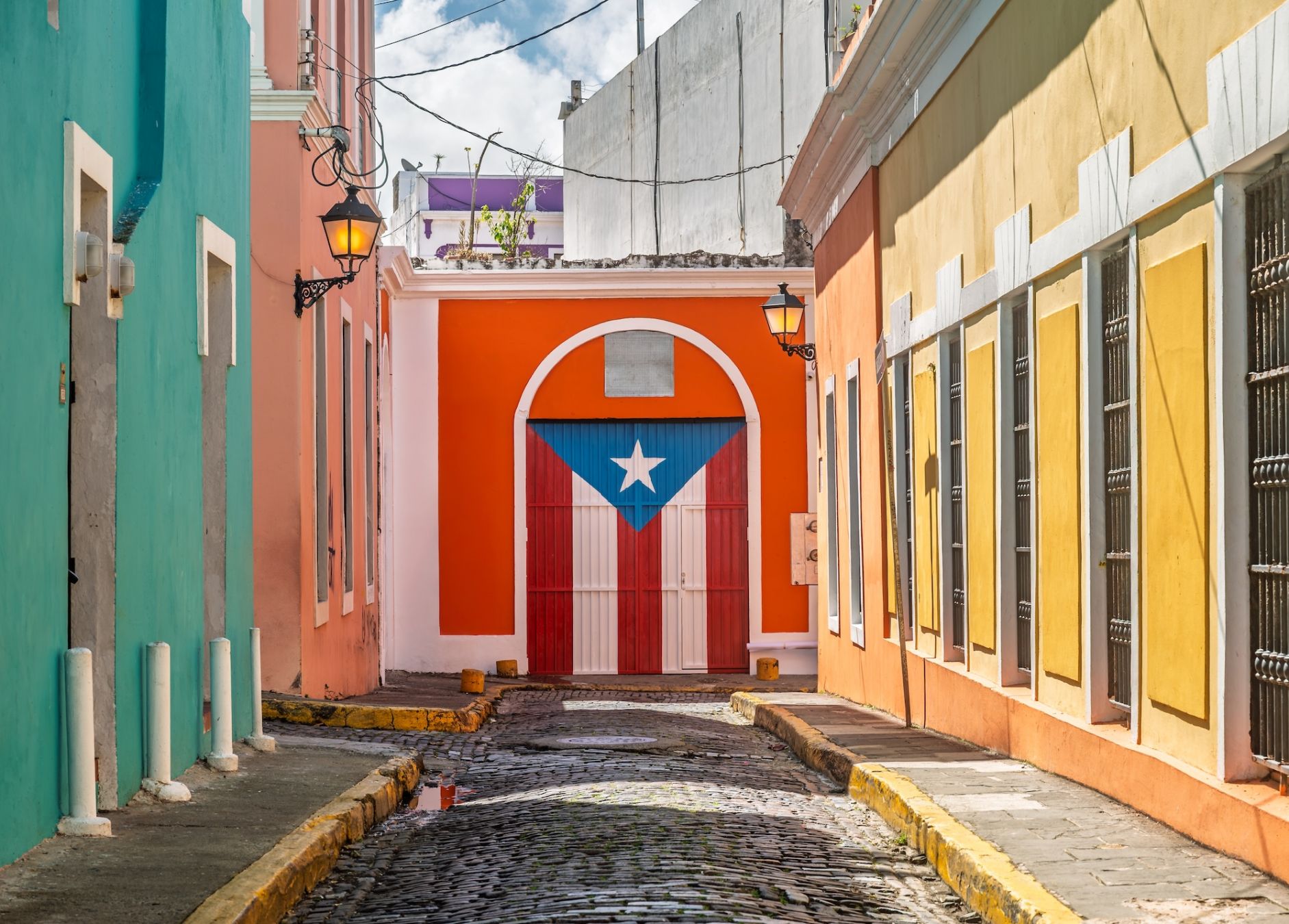 La bandiera portoricana nelle strade di San Juan ©J Duquette / Shutterstock