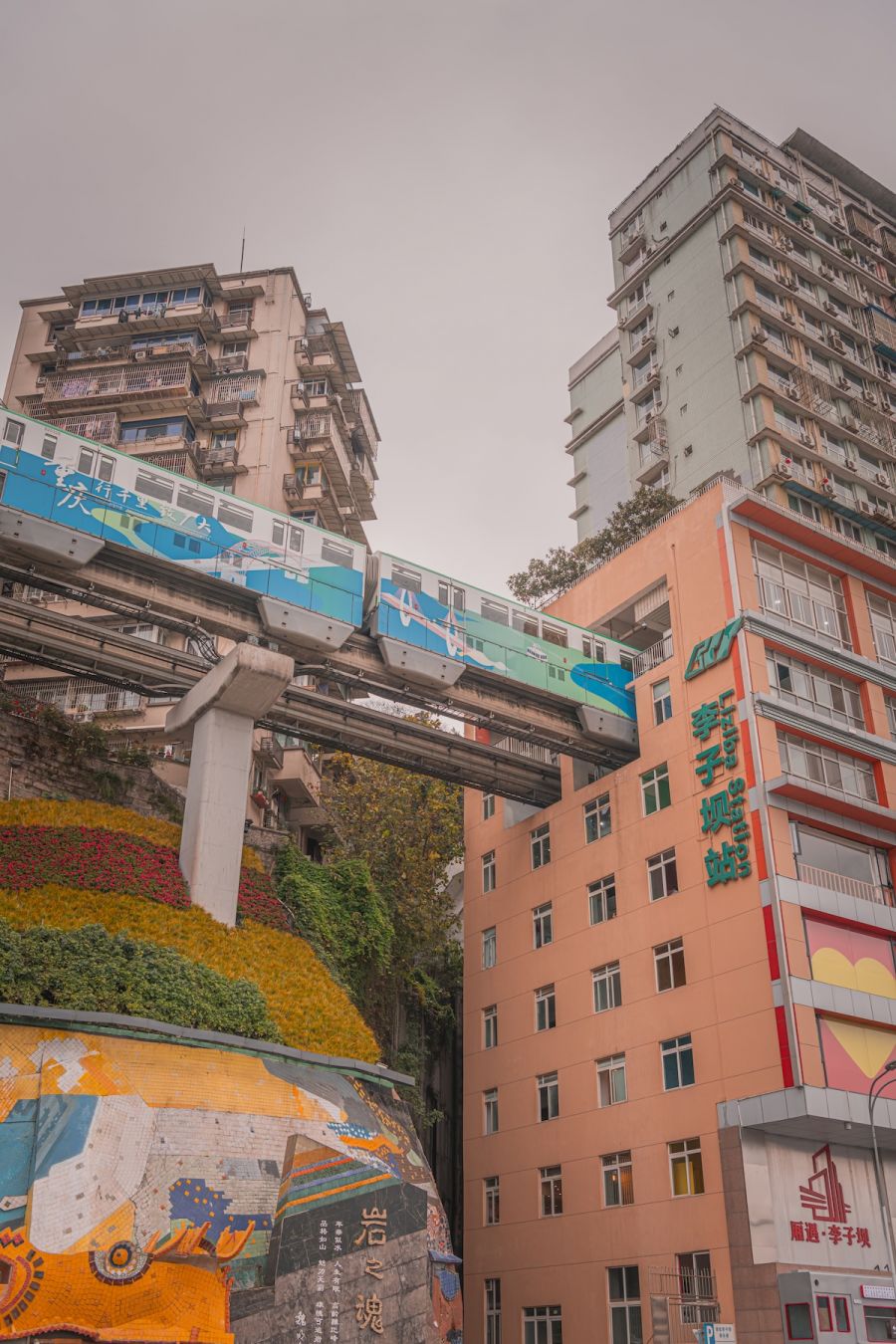Un treno della metropolitana di Chongqing entra nella stazione di Liziba; © Tatiana Kashko/Dreamstime.com
