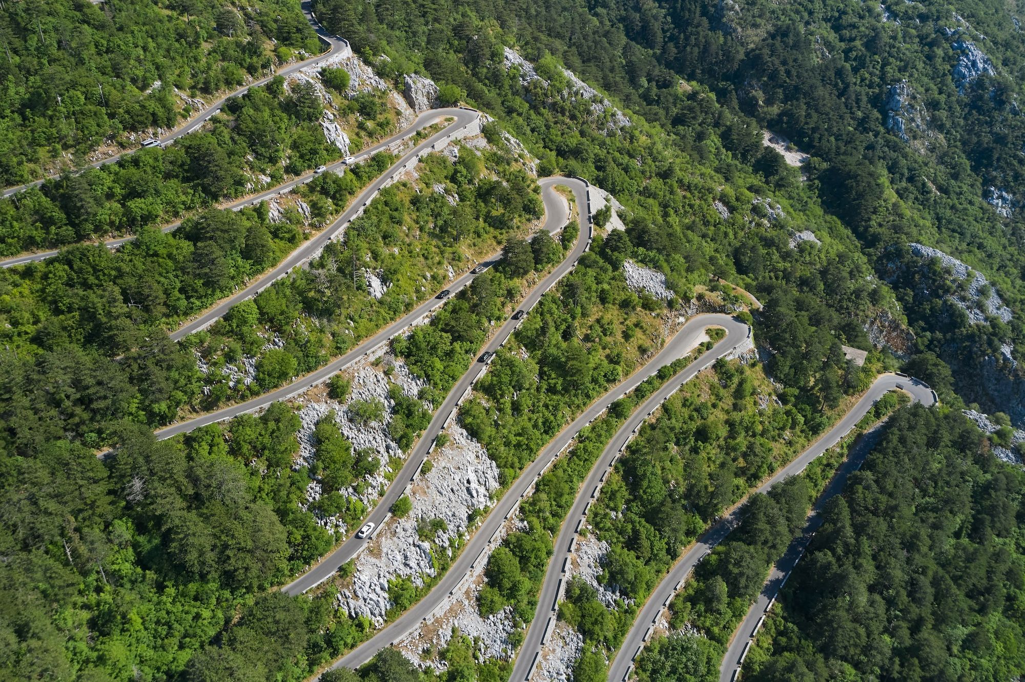 La strada che sale sui monti sopra Kotor © Dmitrii Pridannikov / Shutterstock
