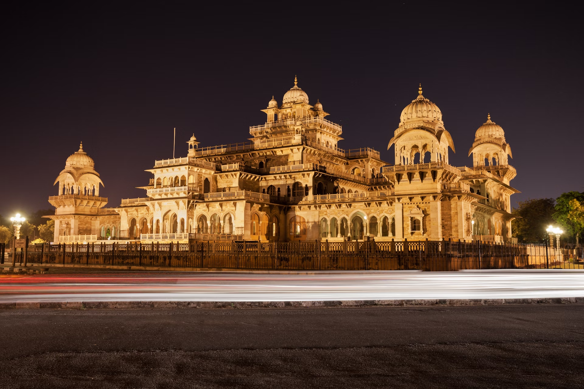 Mettete da parte del tempo per esplorare i tesori del sorprendente Albert Hall Museum. saiko3p/Shutterstock