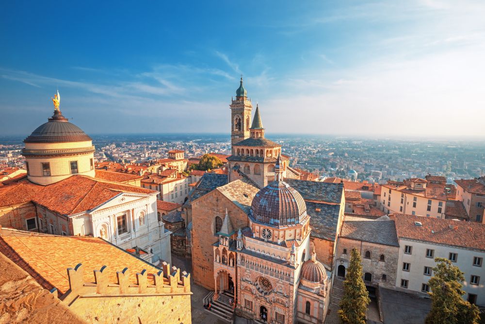 Il Centro di Bergamo con la Basilica di Santa Maria Maggiore e la Cappella Colleoni a Bergamo alta. Credits Rasto SK / Shutterstock