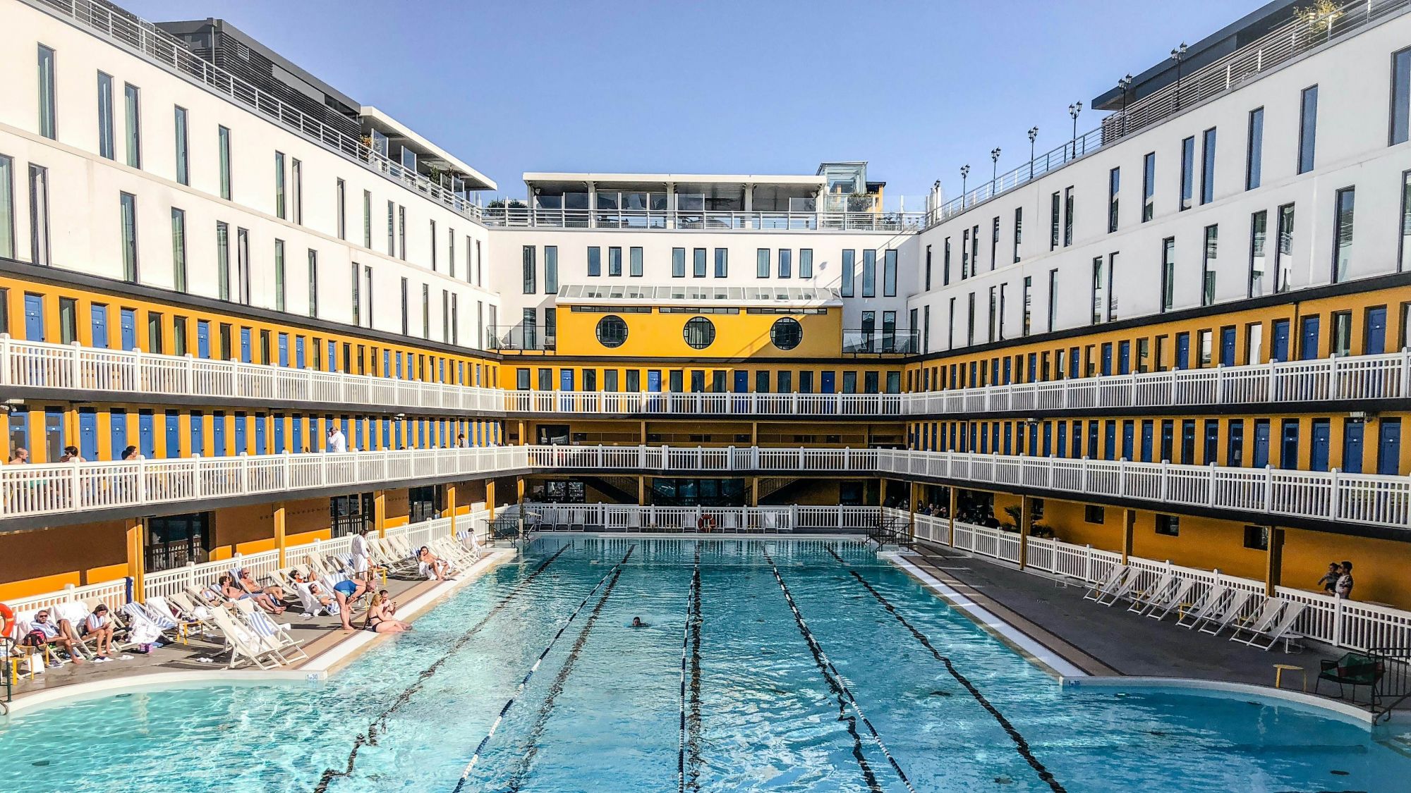 La piscina all’aperto dell’Hôtel Molitor Paris – MGallery: il bikini è nato qui. © Eric Isselee / Shutterstock