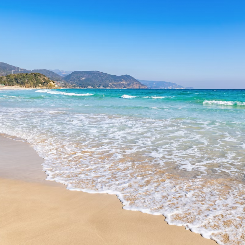 Spiaggia di Shirahama nella città di Shimoda, a sud-ovest di Tokyo, nella penisola di Izu, nella prefettura di Shizuoka Princess_Anmitsu/Shutterstock