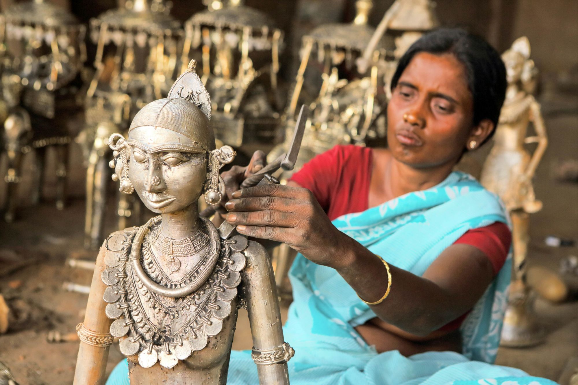 Un’artigiana al lavoro a Bastar, Chhattisgarh. © Hari Mahidhar/Shutterstock