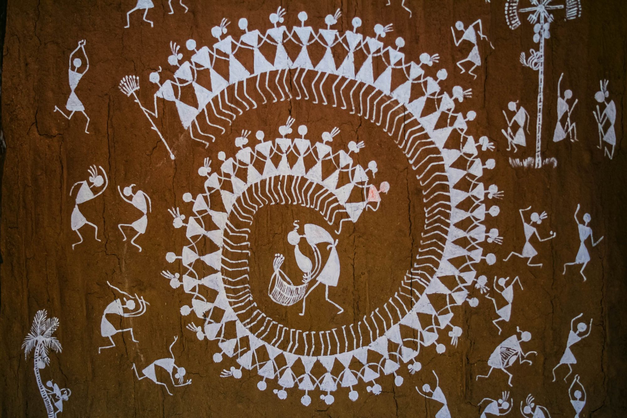 Un dipinto warli sulla parete di una capanna nel Maharashtra. © AnujeetGhatak/Shutterstock