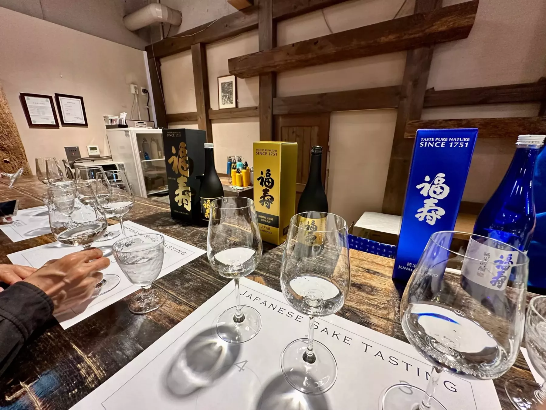 Una degustazione di sakè in una casa di produzione di Kōbe. © Applepy/Shutterstock