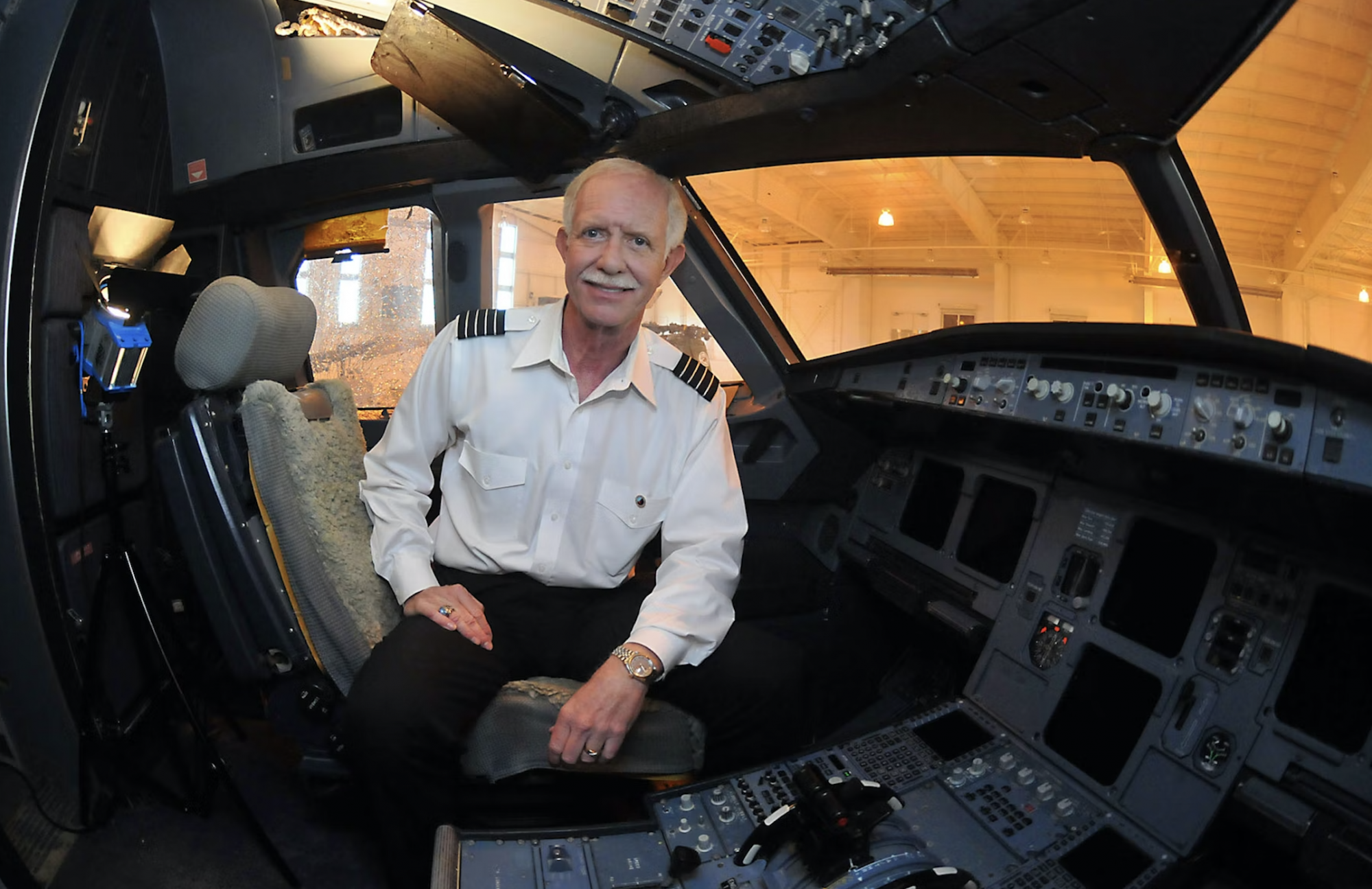 Il Capitano Chesley "Sully" Sullenberger nella cabina di comando del volo 1549 al Carolinas Aviation Museum © Tribune News Service via Getty