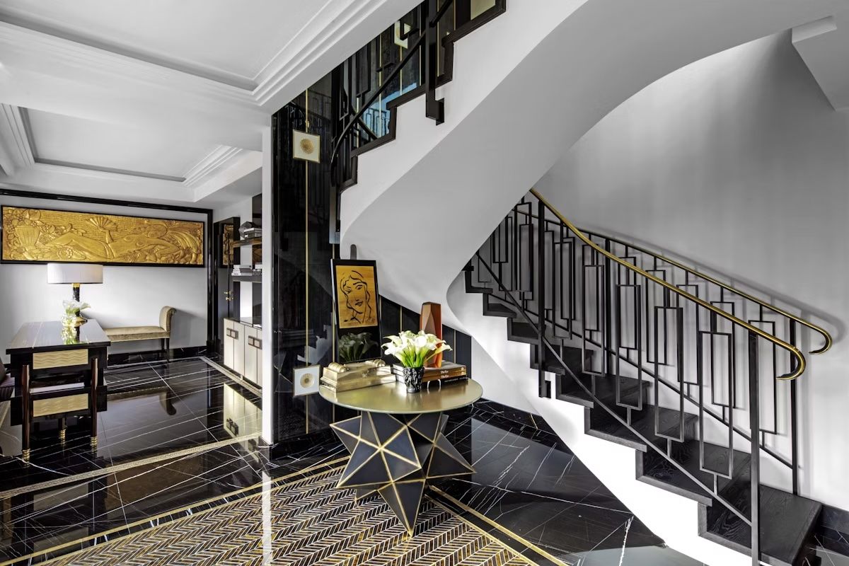 La Suite Lalique all’ultimo piano dell’hotel Prince de Galles, Parigi. Marriott