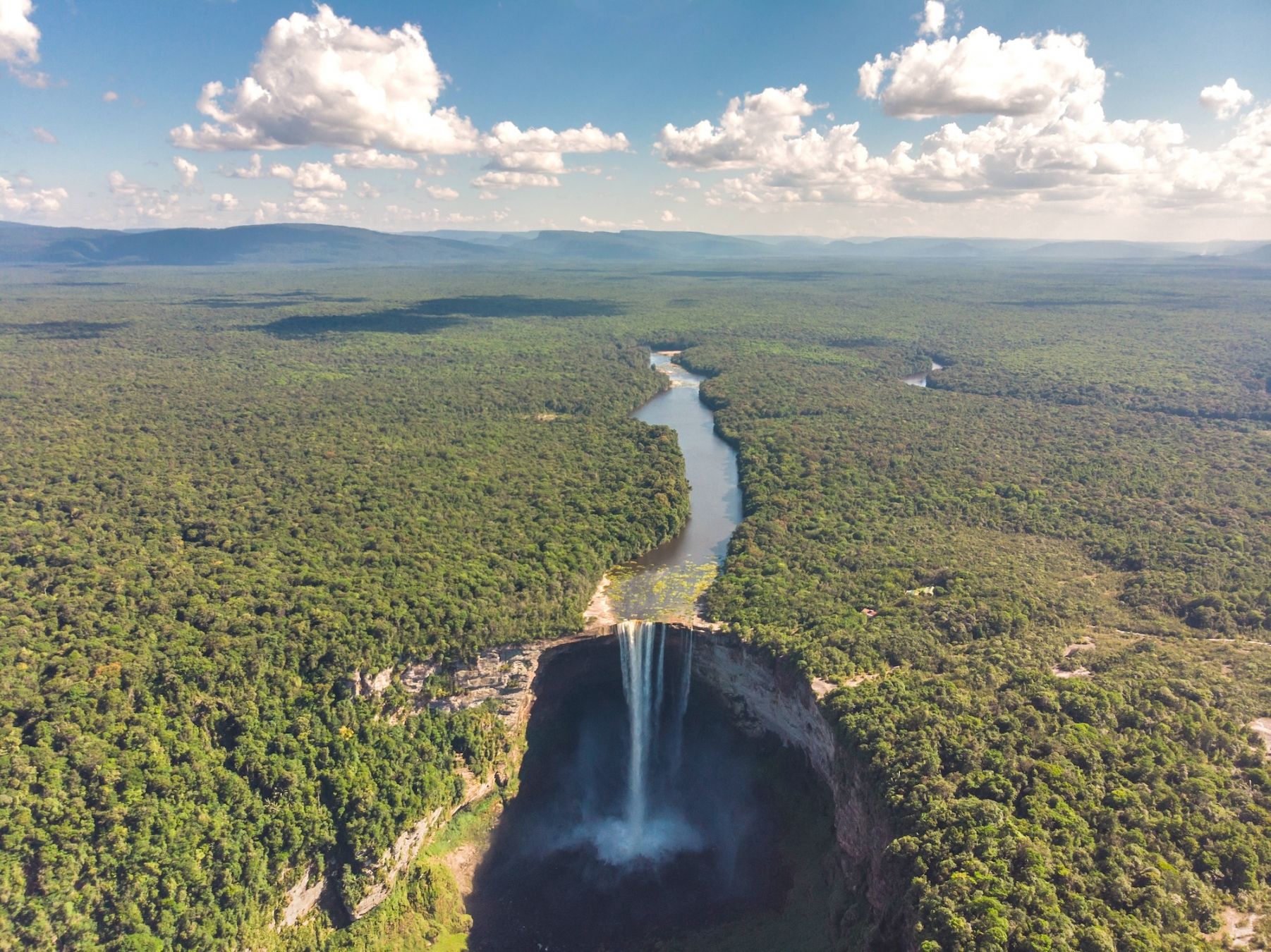 Le Kaieteur Falls sono alte quasi cinque volte quella del Niagara ©OverlandTheAmericas /Shutterstock