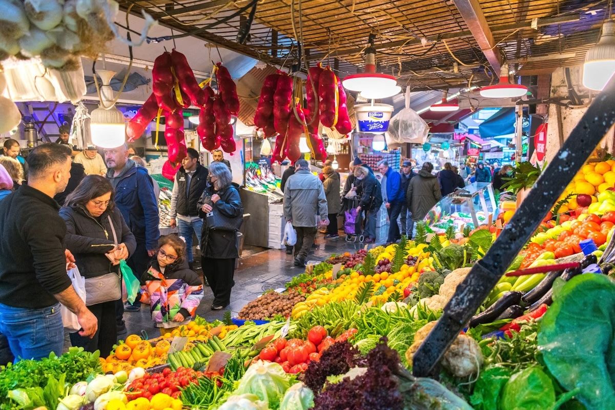 Prodotti freschi al mercato di Kadıköy. MarcoPachiega/Shutterstock