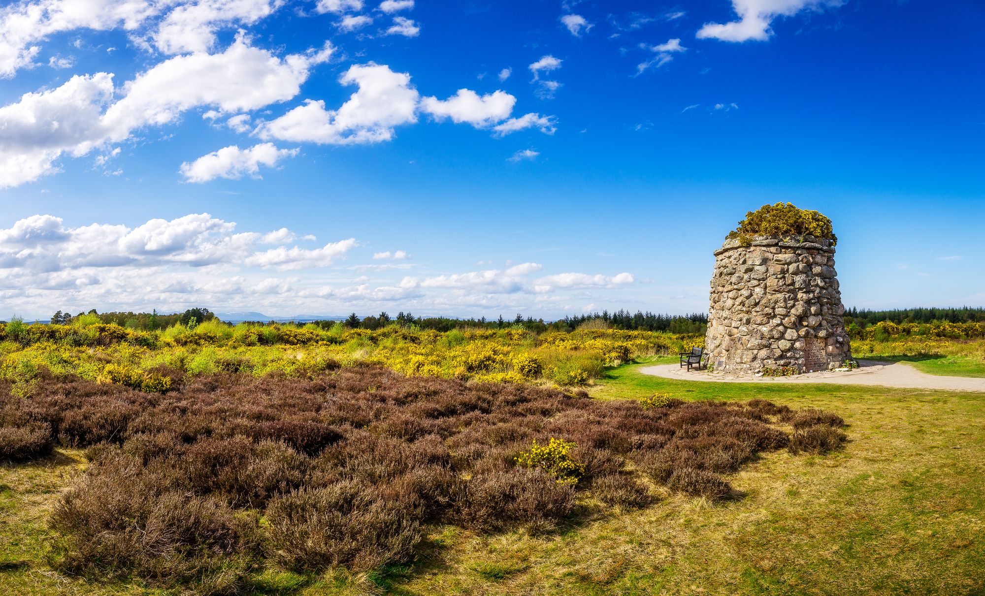 Monumento commemorativo sul campo di battaglia di Culloden vicino a Inverness, Scozia ©rphstock / Shutterstock