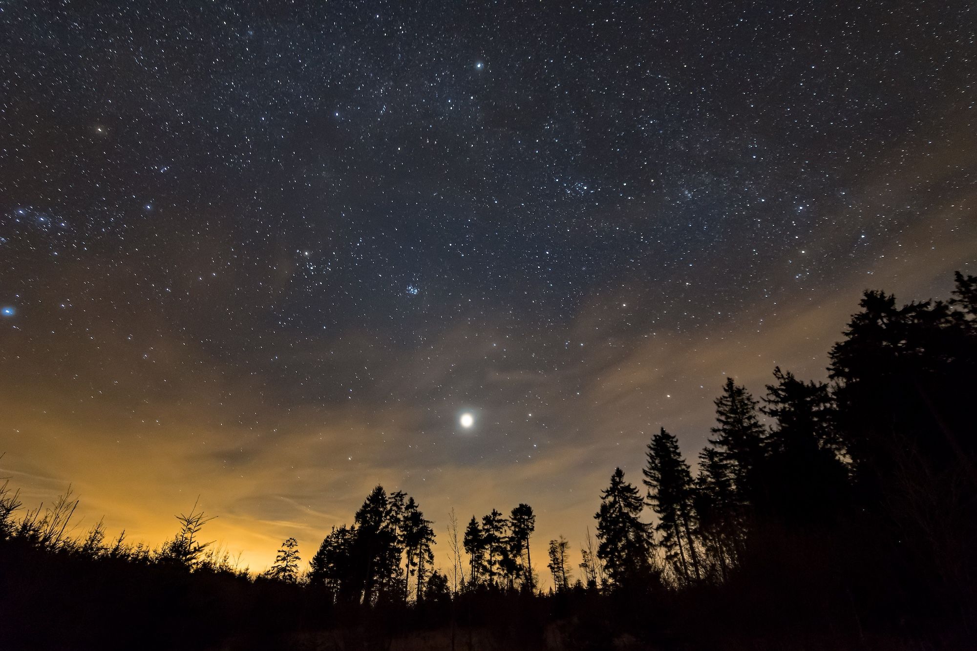 Il cielo stellato sopra Gersfeld in Assia, Germania ©Lapping Pictures