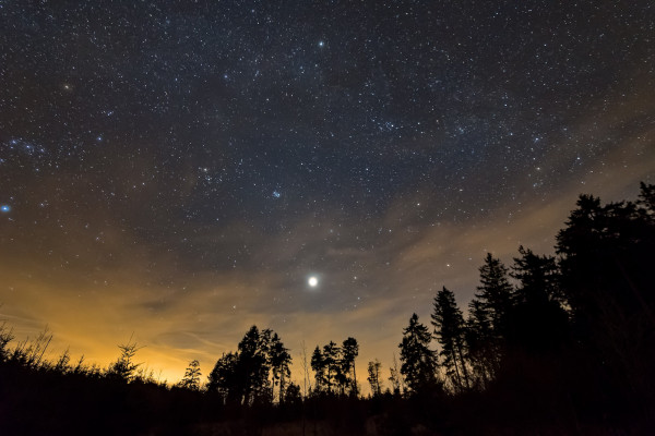 Il cielo stellato sopra Gersfeld in Assia, Germania ©Lapping Pictures