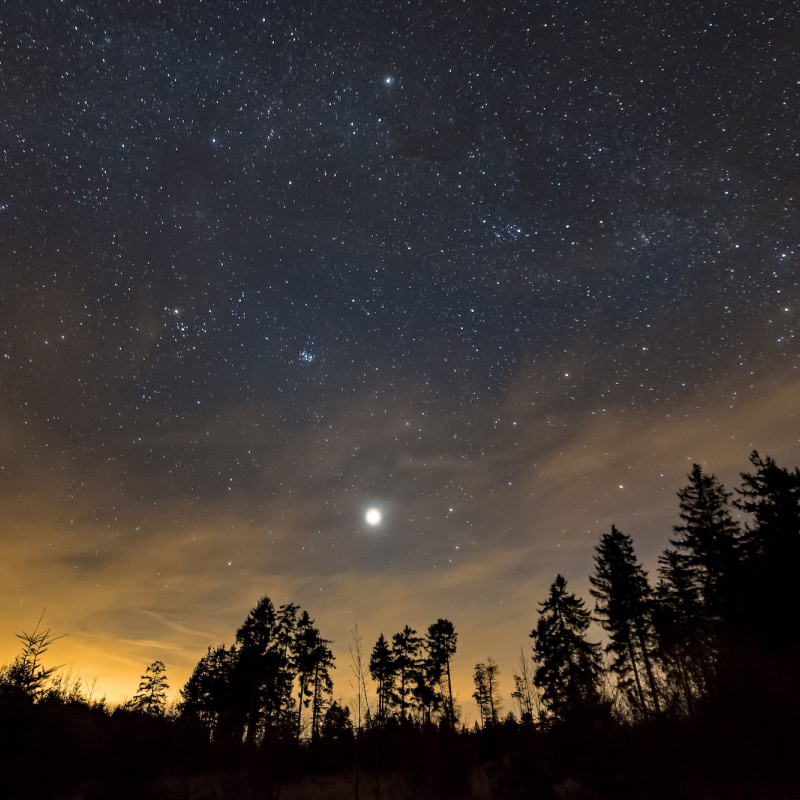Il cielo stellato sopra Gersfeld in Assia, Germania ©Lapping Pictures