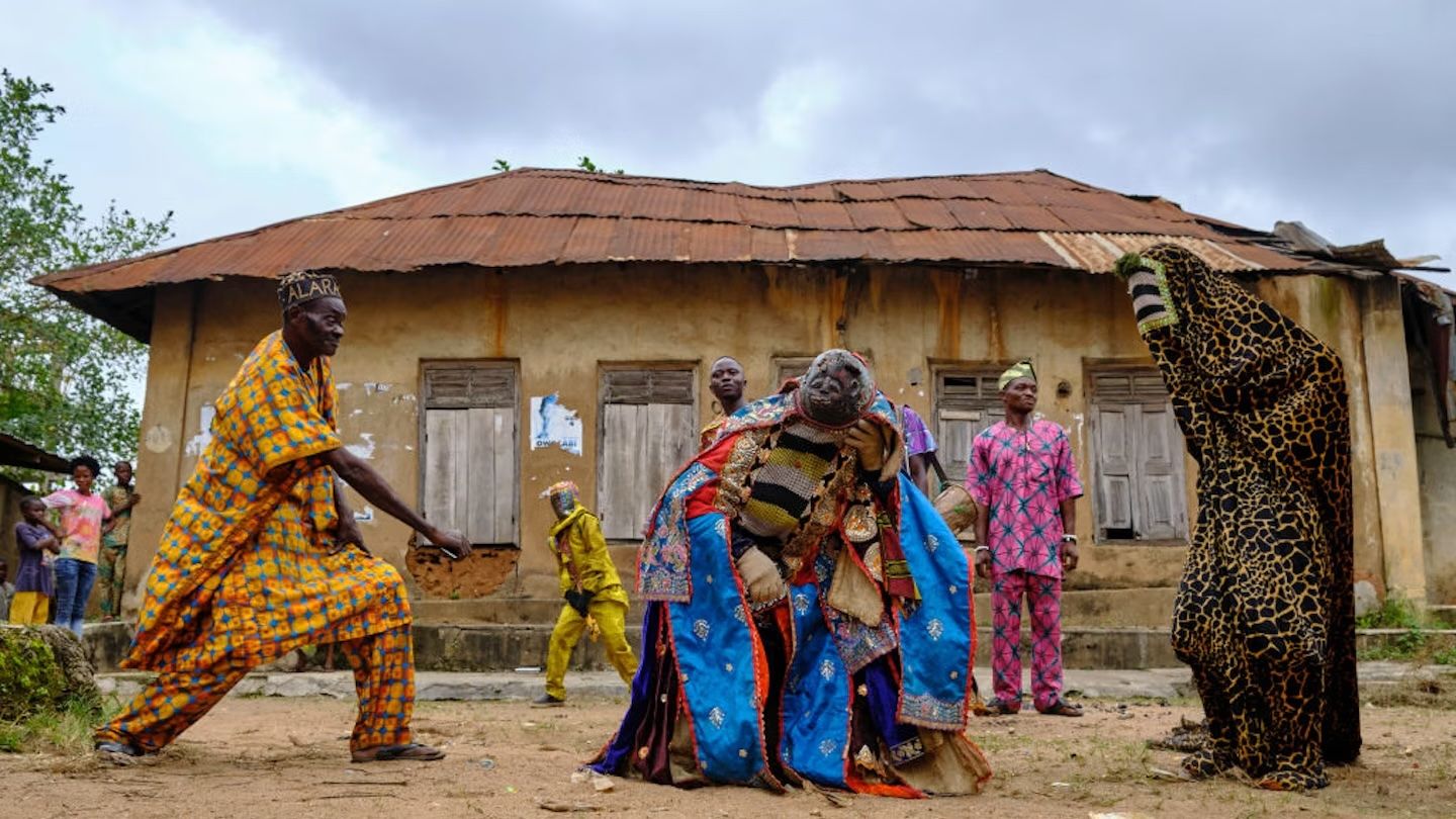 Una processione Egungun. Riccardo Mayer/Shutterstock