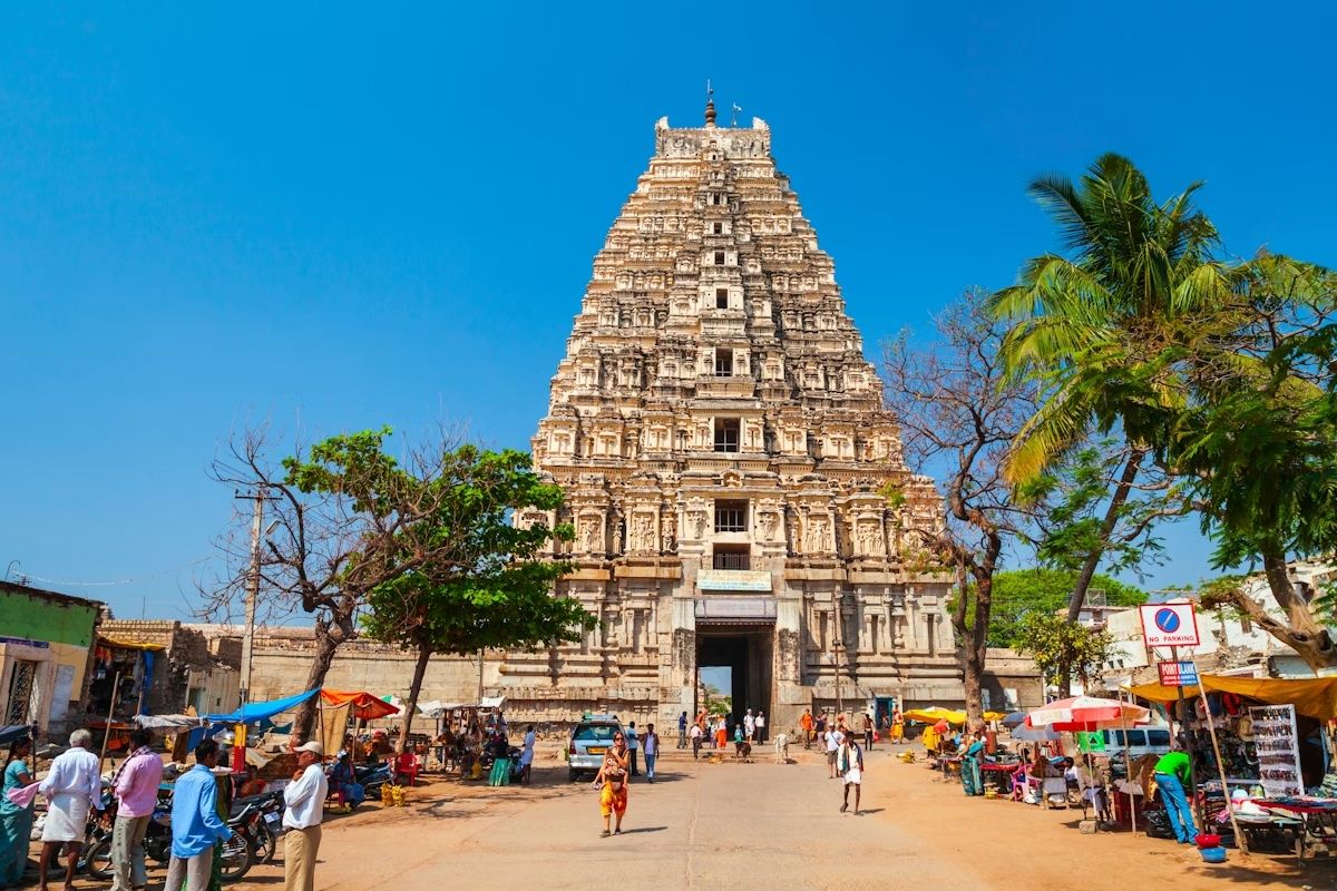 Esterno del tempio Virupaksha a Hampi, Karnataka. saiko3p/Shutterstock