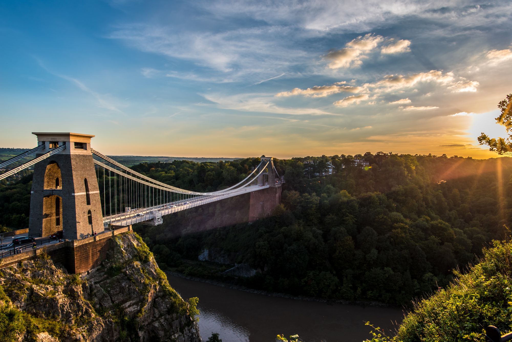 Il sole che sorge sul Clifton Bridge.
foto di Sion Hannuna / Shutterstock