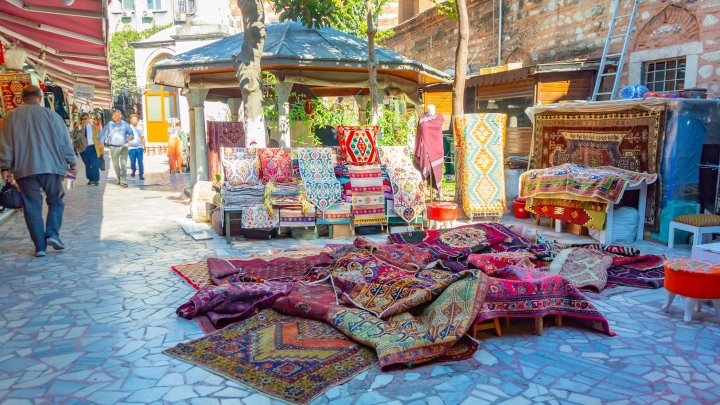 Tappeti in vendita vicino al Grand Bazaar, Istanbul. NEKOMURA/Shutterstock