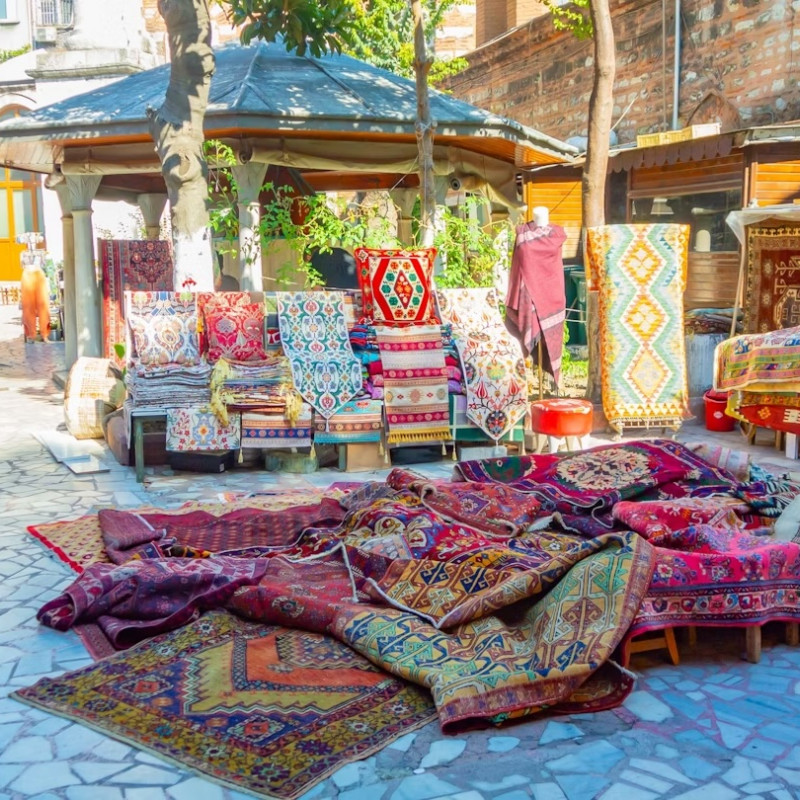 Tappeti in vendita vicino al Grand Bazaar, Istanbul. NEKOMURA/Shutterstock