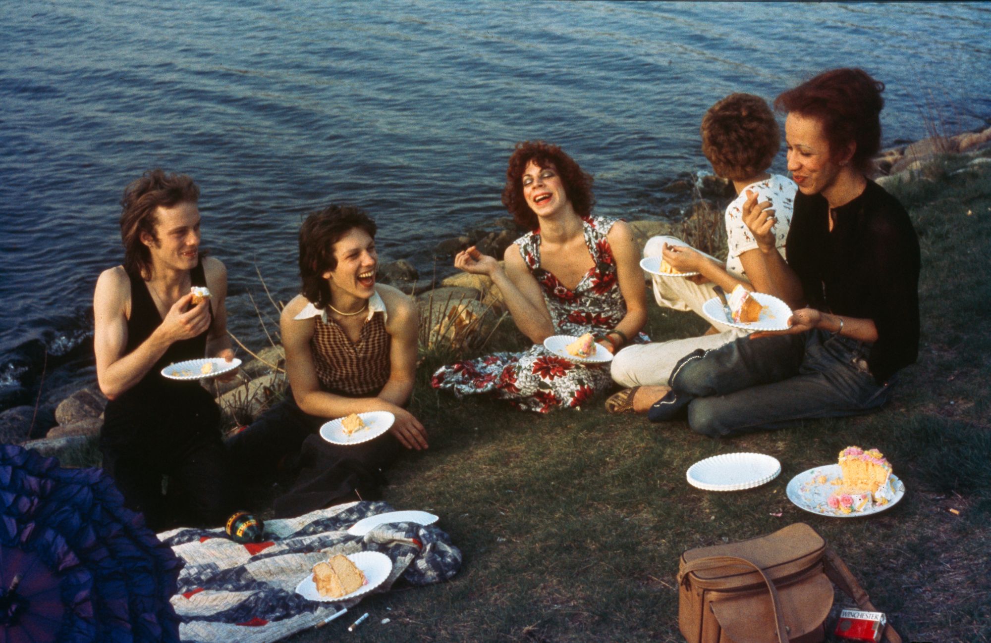 Nan Goldin, Picnic sull'Esplanade, Boston, 1973, fotografia dalla serie “The Other Side” © Nan Goldin. Courtesy the artist