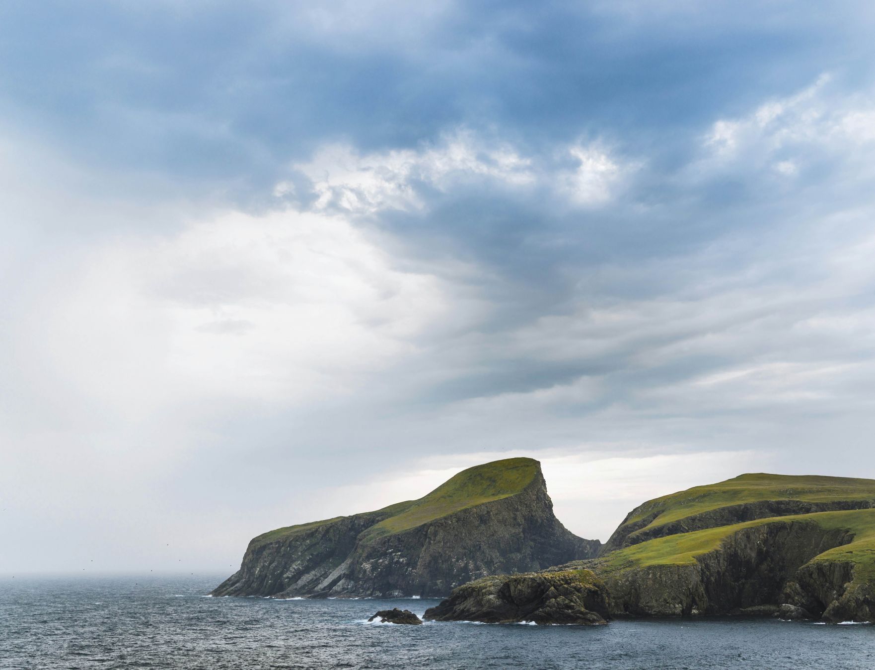 Scogliere sulla costa orientale di Fair Isle, in Scozia. © Finn Beales per Lonely Planet