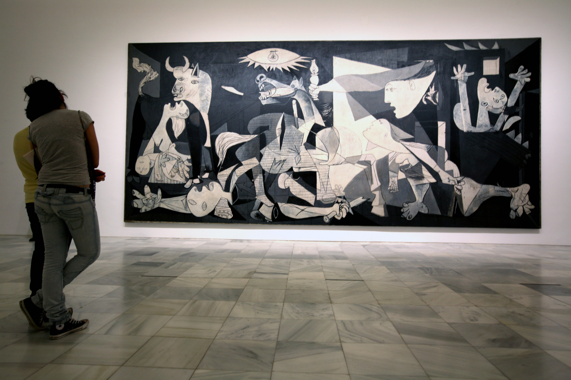 guernica, quadro esposto al museo picasso di malaga, spagna