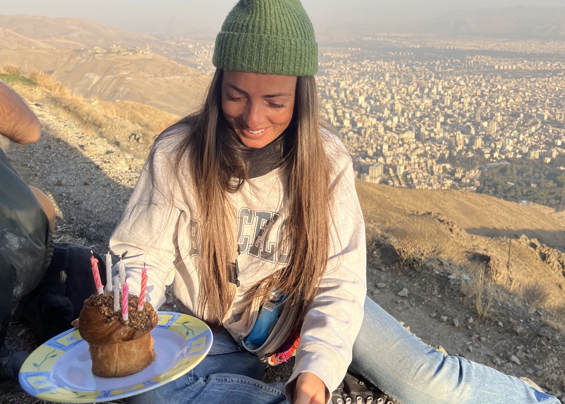 Alessia poche ore prima dell’arresto, il giorno del suo compleanno, sulle montagne di Teheran. Foto gentilmente concessa da Alessia Piperno