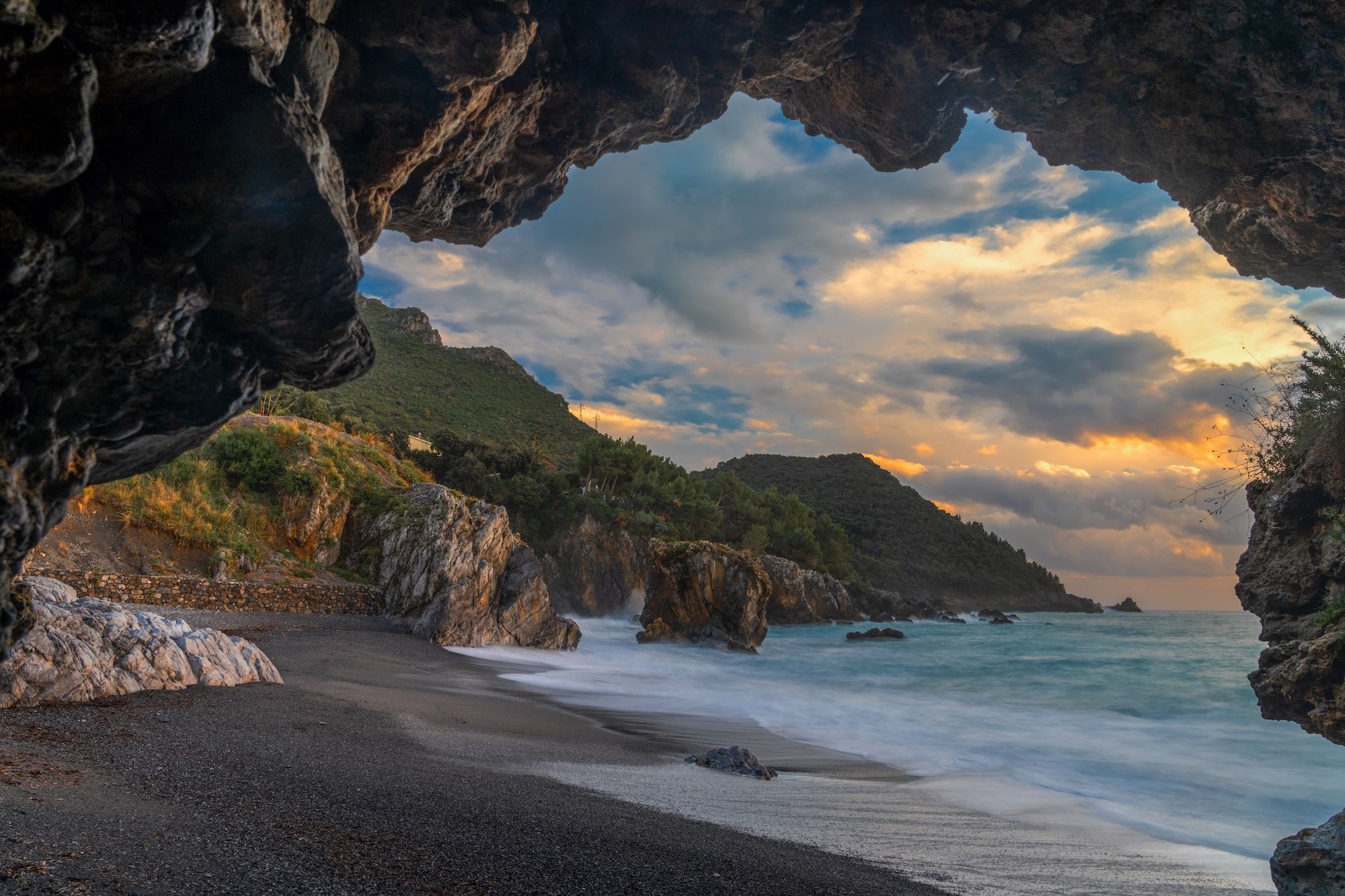 I 30 km di costa tirrenica della Basilicata sono pieni di grotte naturali ©makasana photo /Shutterstock