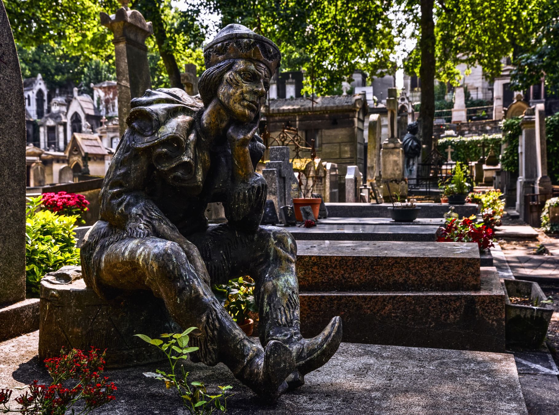 Una scultura raffigurante il ballerino Vaslav Nijinsky nel cimitero di Montmartre a Parigi ©Bruno De Hogues/Getty Images