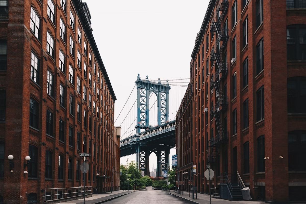 Il ponte di Manhattan a Brooklyn Street. Vlad Zymovin/Shutterstock