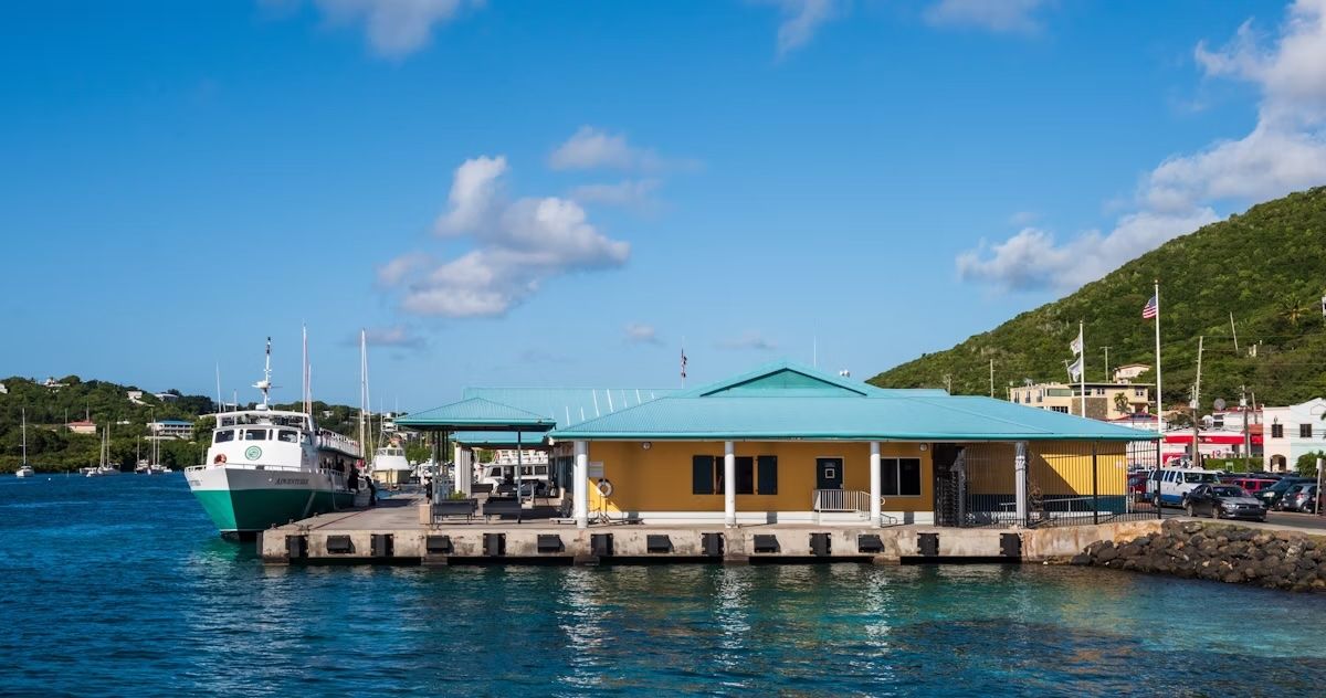 È possibile trovare mezzi di trasporto per Tortola al terminal dei traghetti di Red Hook. Sandra Foyt/Shutterstock