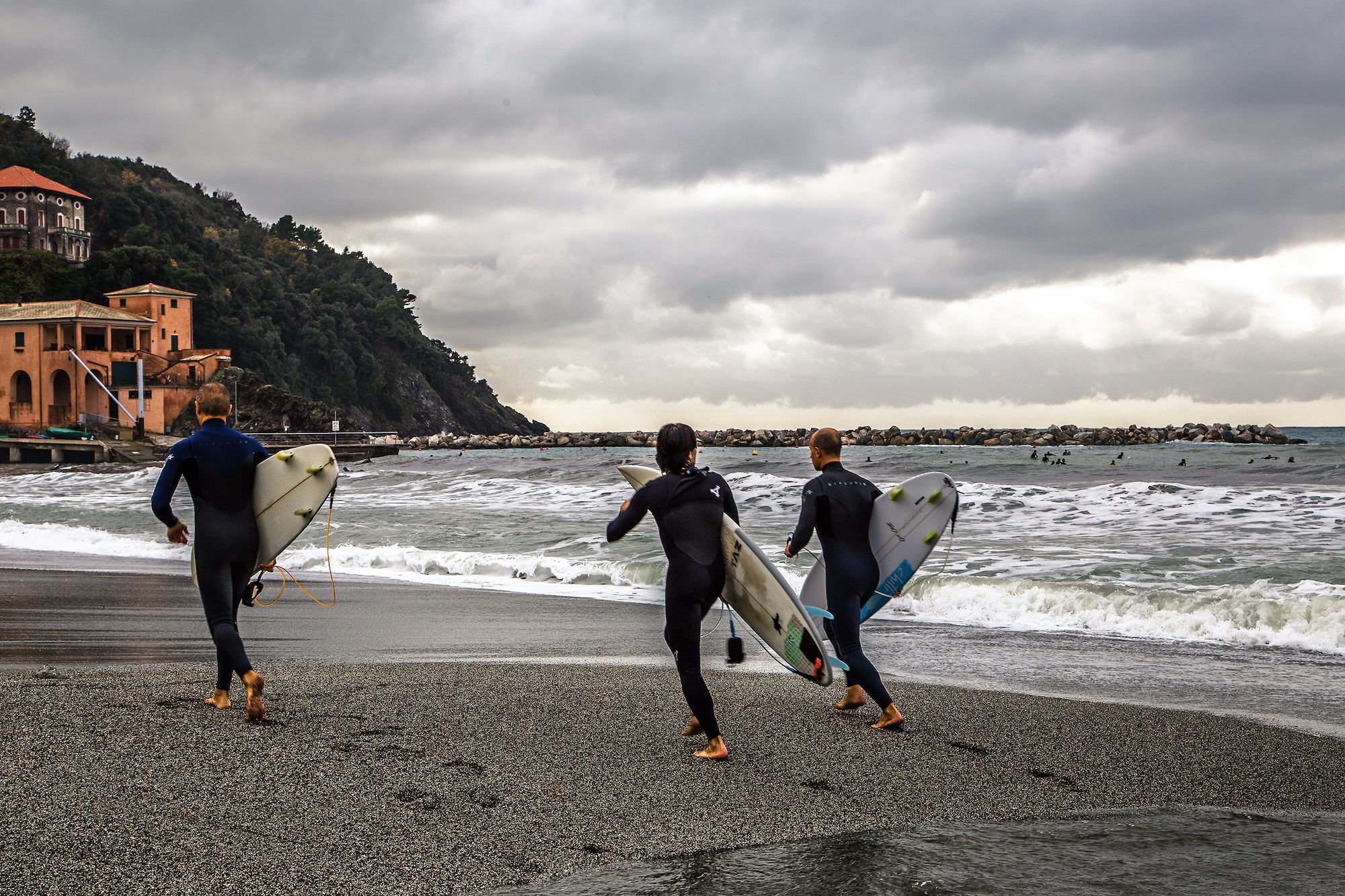 Surfisti in cerca di onde a Levanto ©PhotoFra/Shutterstock