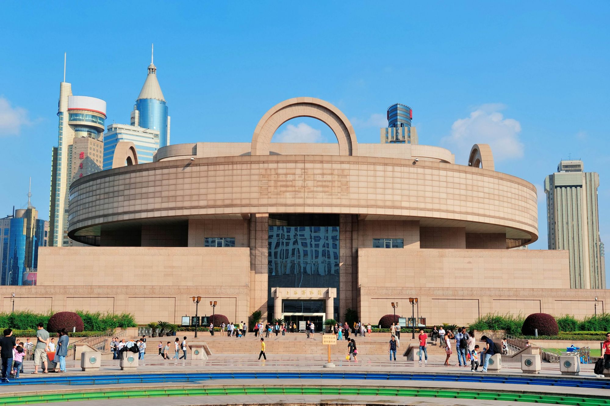 La suggestiva facciata del Museo di Shanghai, in Piazza del Popolo. © Songquan Deng/Shutterstock
