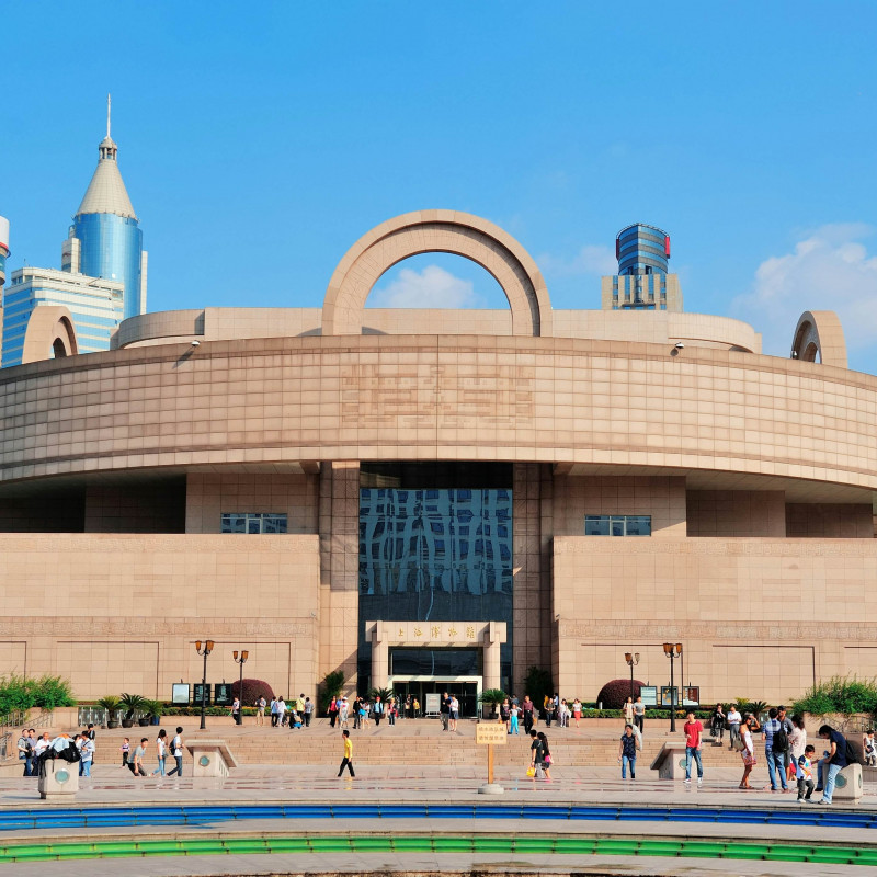 La suggestiva facciata del Museo di Shanghai, in Piazza del Popolo. © Songquan Deng/Shutterstock