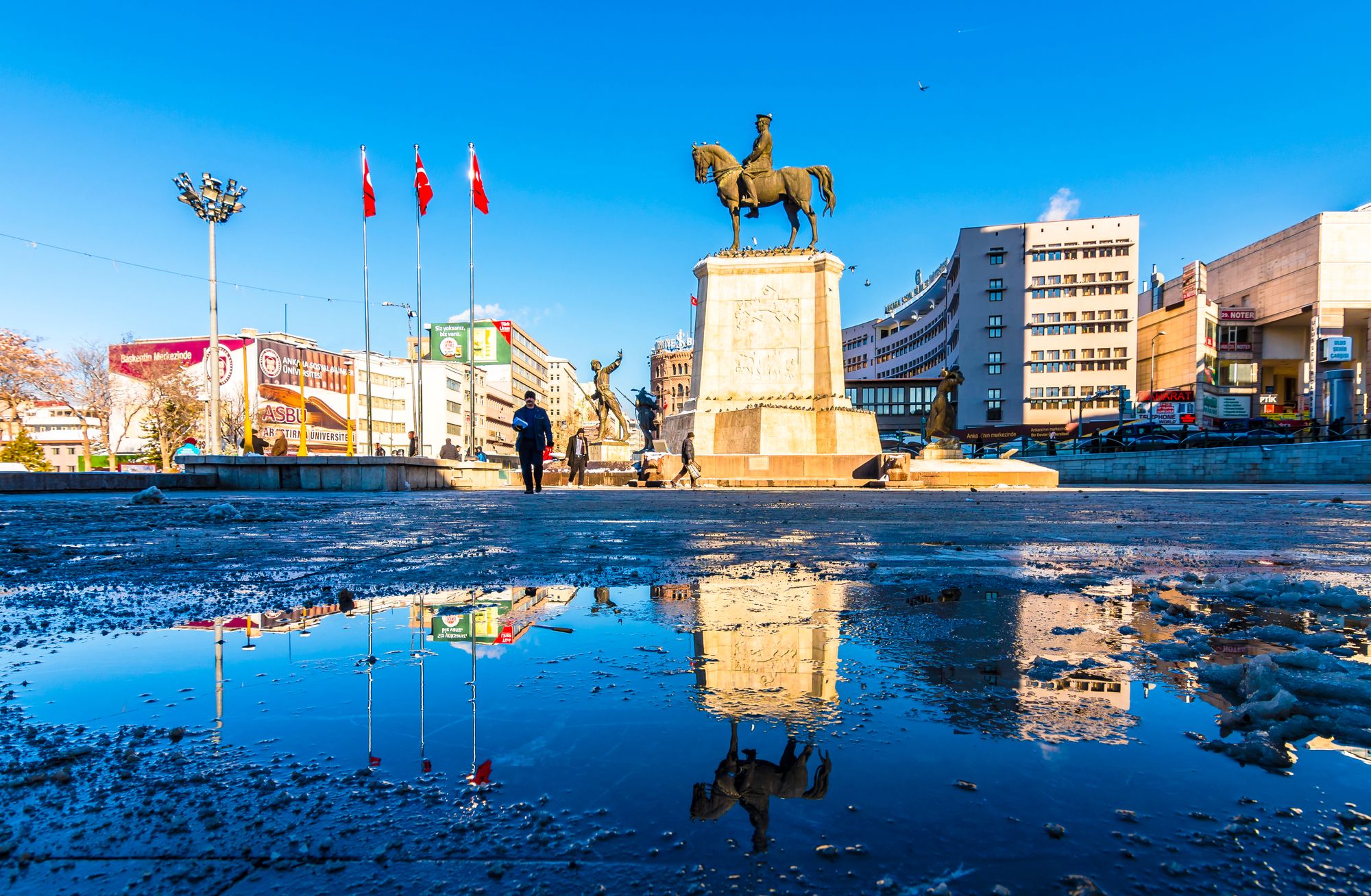 La statua di Ataturk nel distretto di Ulus, ad Ankara in Turchia ©Nejdet Duzen / Shutterstock